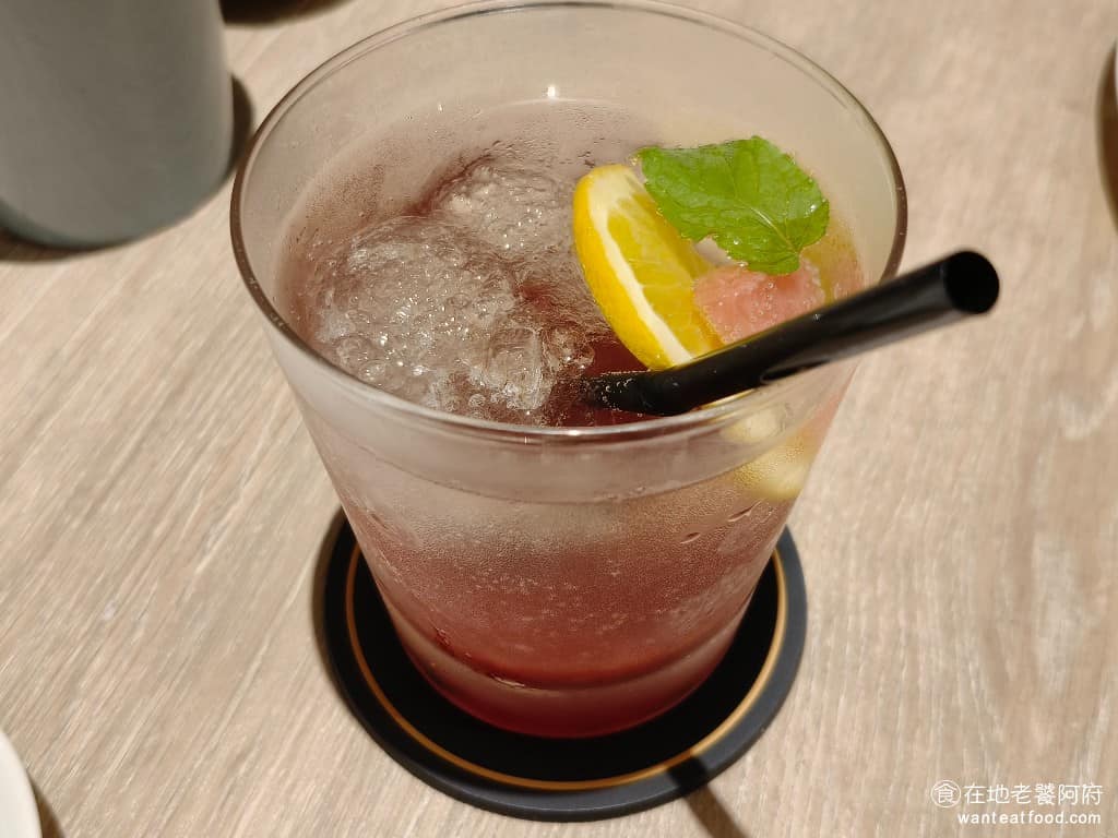 Snail 蝸牛義大利餐廳民生店 蝸牛義大利餐廳民生店菜單 蝸牛義大利餐廳民生店推薦 松山區美食 水蜜桃草莓泡泡 喝起來水蜜桃和草莓的味道都非常淡，就是一般氣泡水的味道，這一杯就比較普通。 @在地老饕阿府