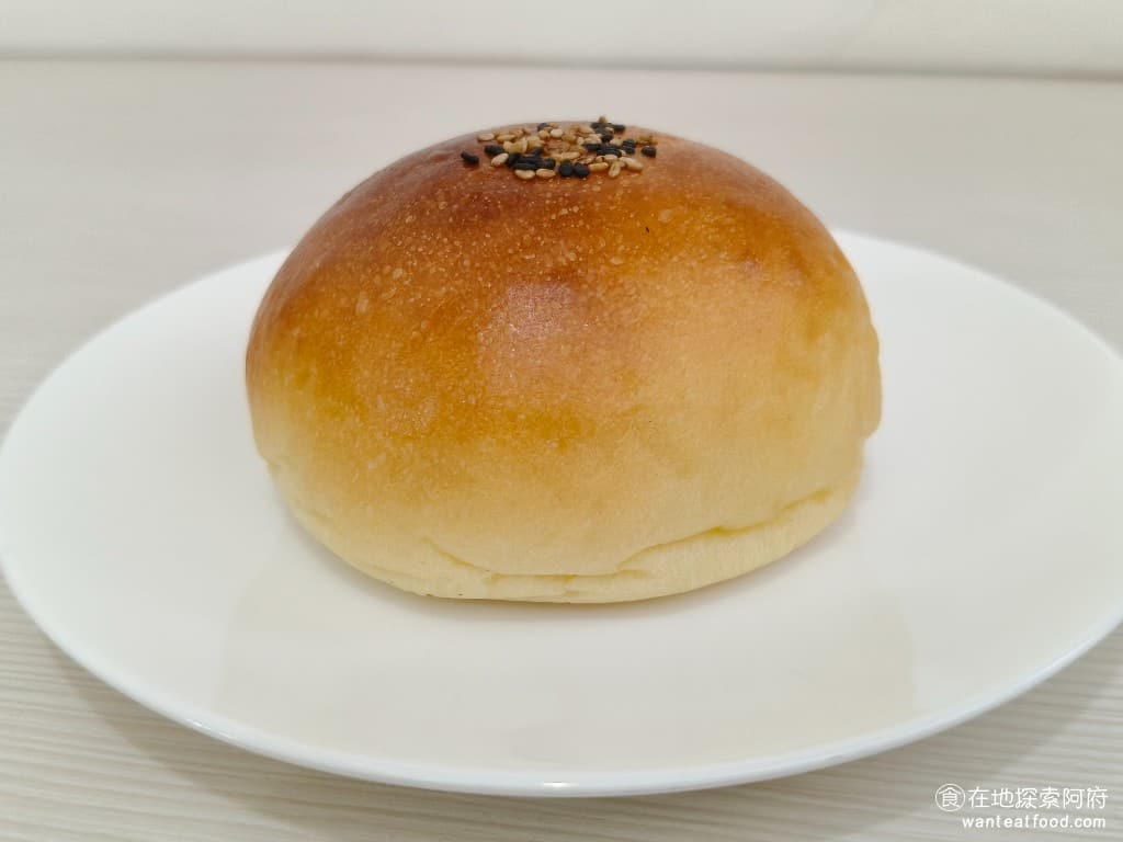陳耀訓·麵包埠 YOSHI BAKERY BAKERY菜單 BAKERY價格 松山區美食 松山美食 紅豆麵包 麵包看起來小小一顆，感覺體積不大，但其實裡面的紅豆餡給得非常的飽滿，所以整顆的重量非常重。 @在地老饕阿府
