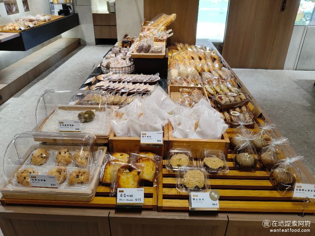 陳耀訓·麵包埠 YOSHI BAKERY BAKERY菜單 BAKERY價格 松山區美食 松山美食 麵包埠雖然買不到蛋黃酥，但麵包種類高達50多種，從法國可頌、法棍、丹麥、菠蘿、日式軟麵包、五穀雜糧，到台式傳統麵包，應有盡有。 @在地老饕阿府