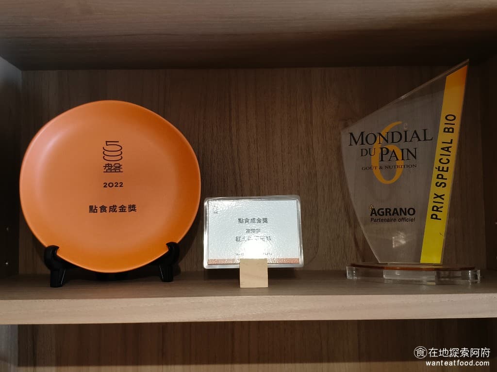 陳耀訓·麵包埠 YOSHI BAKERY BAKERY菜單 BAKERY價格 松山區美食 松山美食 陳耀訓師傅，從 2017 年拿下世界麵包大賽冠軍後，在 2019 年5月，在台北開設了個人品牌的麵包店，會取名「麵包埠」，是有特殊意義的。「埠」就是港口的意思，代表他的家鄉鹿港。而 YOSHI 這個日文名字，除了和它的中文名稱「耀訓」發音相近之外，在日文裡也有「更好」的意思，時時刻刻告訴自己不能太自滿，永遠要追求更好的職人精神。 @在地老饕阿府