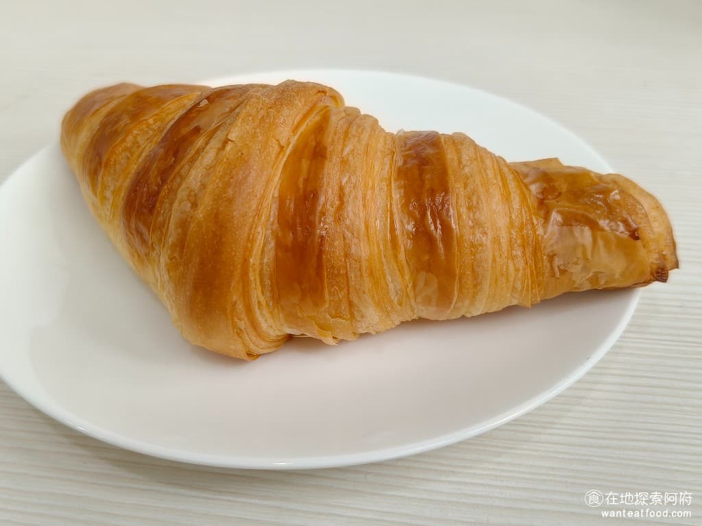 陳耀訓·麵包埠 YOSHI BAKERY BAKERY菜單 BAKERY價格 松山區美食 松山美食 經典可頌麵包 買來一定要現吃，剛烤好的外皮非常香，而且酥脆，麵包吃得到淡淡的奶油味，麵團也吃得到麵香。 @在地老饕阿府