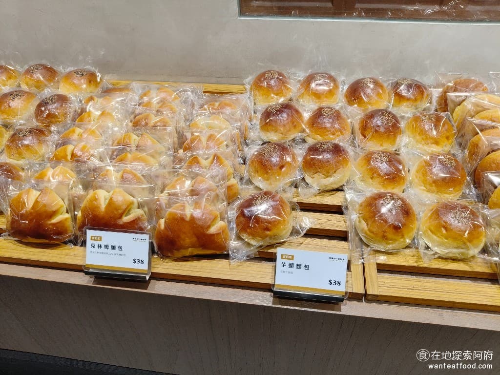 陳耀訓·麵包埠 YOSHI BAKERY BAKERY菜單 BAKERY價格 松山區美食 松山美食 原本以為世界冠軍麵包店的麵包價格會特別貴，但後來發現價格也很一般，並沒有貴許多，連最常見的紅豆麵包價格也在 40 元以內。 @在地老饕阿府