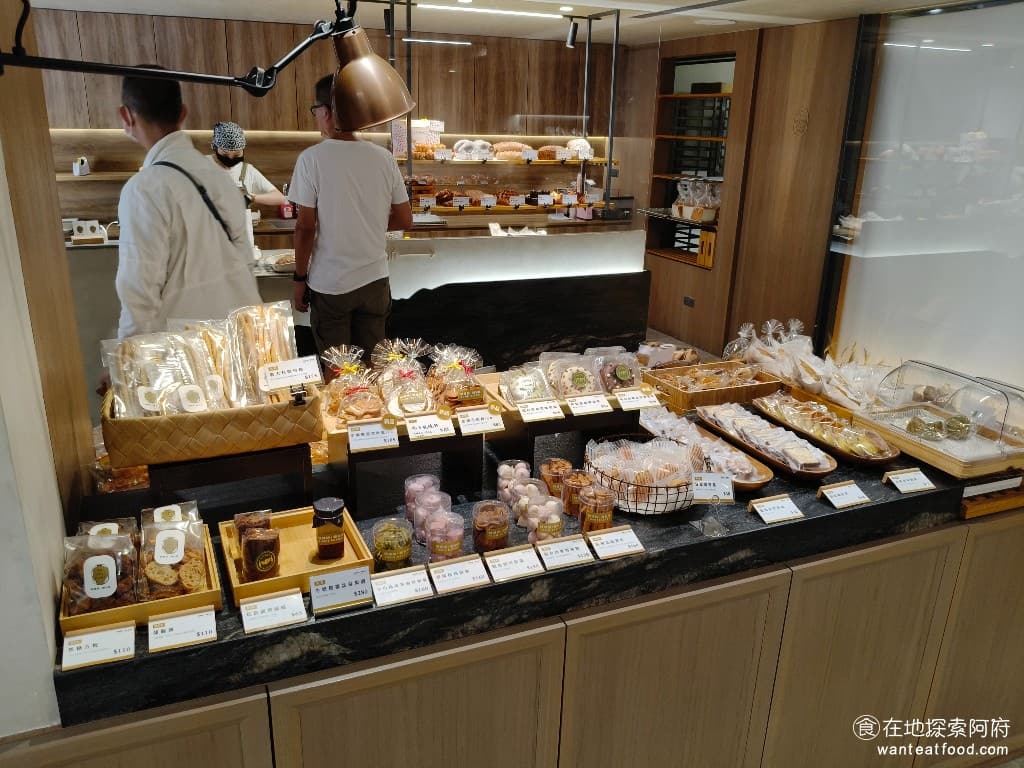 陳耀訓·麵包埠 YOSHI BAKERY BAKERY菜單 BAKERY價格 松山區美食 松山美食 店內後方是開放式的烘焙廚房，可以看到師傅們認真做麵包的過程。 @在地老饕阿府