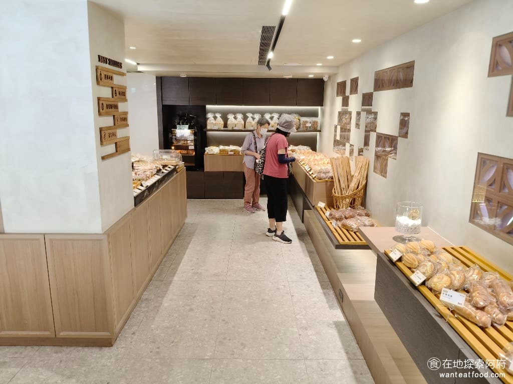 陳耀訓·麵包埠 YOSHI BAKERY BAKERY菜單 BAKERY價格 松山區美食 松山美食 走進麵包店內，會被那小庭院和紅磚圍牆所吸引，店內採用了大片的落地窗，走的是簡約風格，整個店看起來非常有質感。 @在地老饕阿府