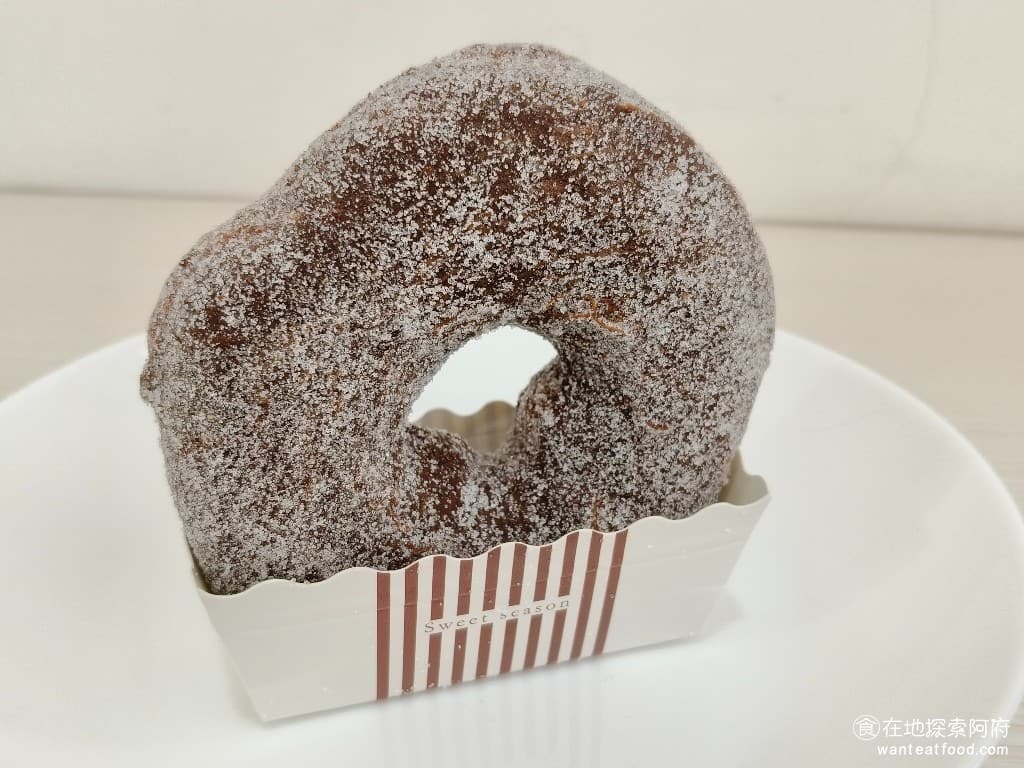 陳耀訓·麵包埠 YOSHI BAKERY BAKERY菜單 BAKERY價格 松山區美食 松山美食 巧克力甜甜圈 這個巧克力甜甜圈，是我最推薦的，巧克力的味道非常濃郁，一吃就知道是品質很好的巧克力，而且甜甜圈的口感非常Q軟，吃起來也完全不會覺得油膩。 @在地老饕阿府