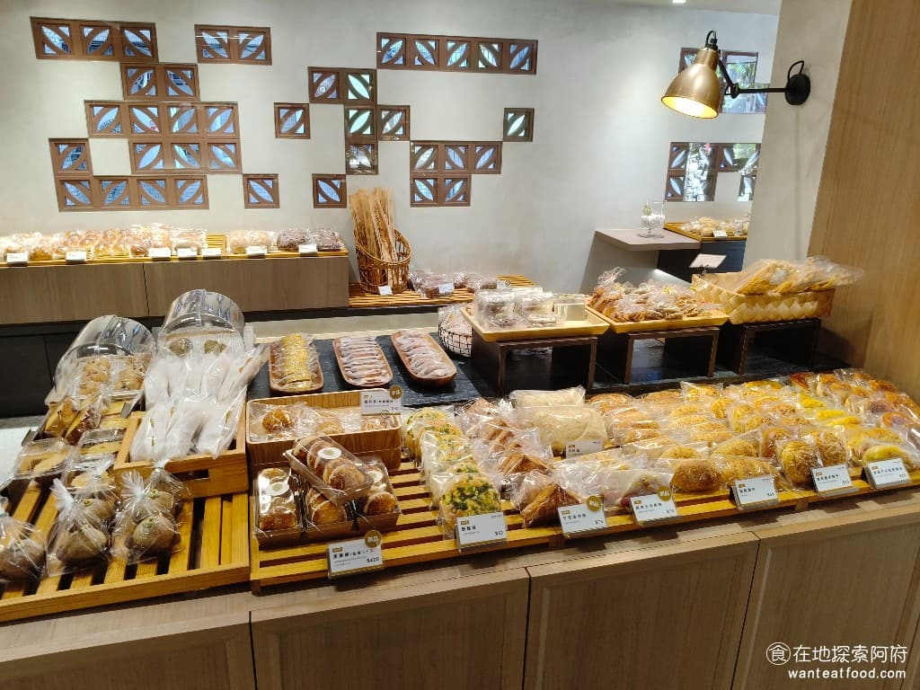 陳耀訓·麵包埠 YOSHI BAKERY BAKERY菜單 BAKERY價格 松山區美食 松山美食 店內的麵包區分成好幾種，包含台式麵包、歐式麵包、日式麵包、法式麵包，還有吐司類麵包。 @在地老饕阿府