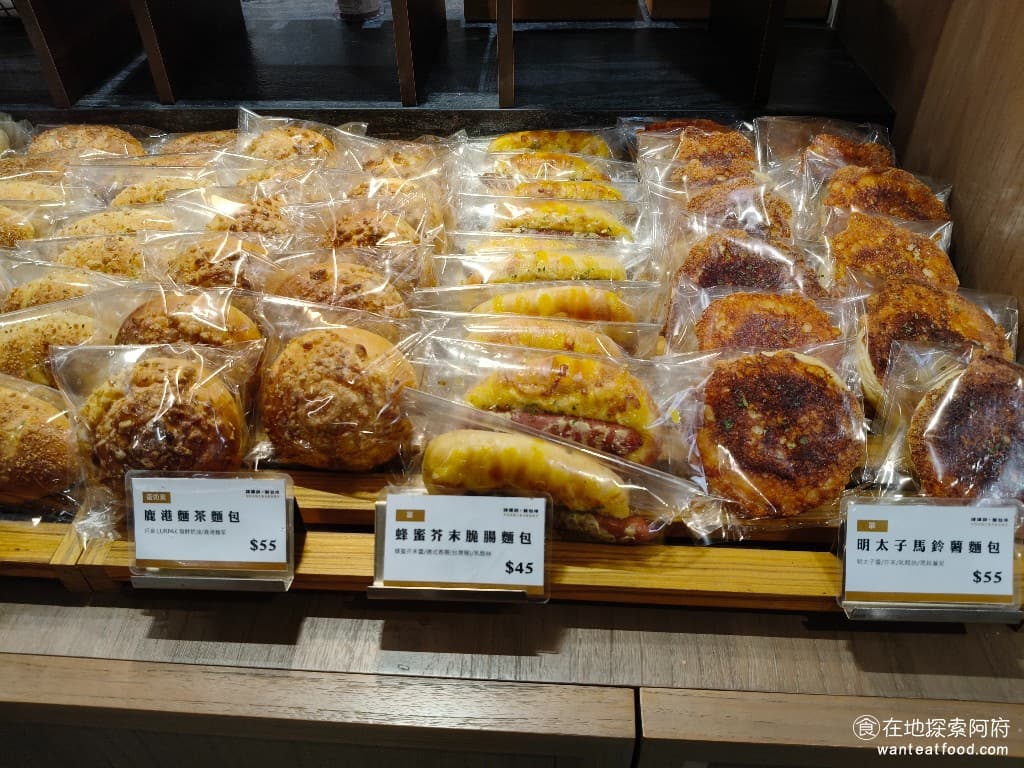 陳耀訓·麵包埠 YOSHI BAKERY BAKERY菜單 BAKERY價格 松山區美食 松山美食 陳耀訓師傅對食材的要求也非常地極致，使用世界冠軍奶油 LURPAK、以及九州熊本製粉、22天紅土鹹蛋黃等，每一樣都是精心挑選的頂級食材。 @在地老饕阿府