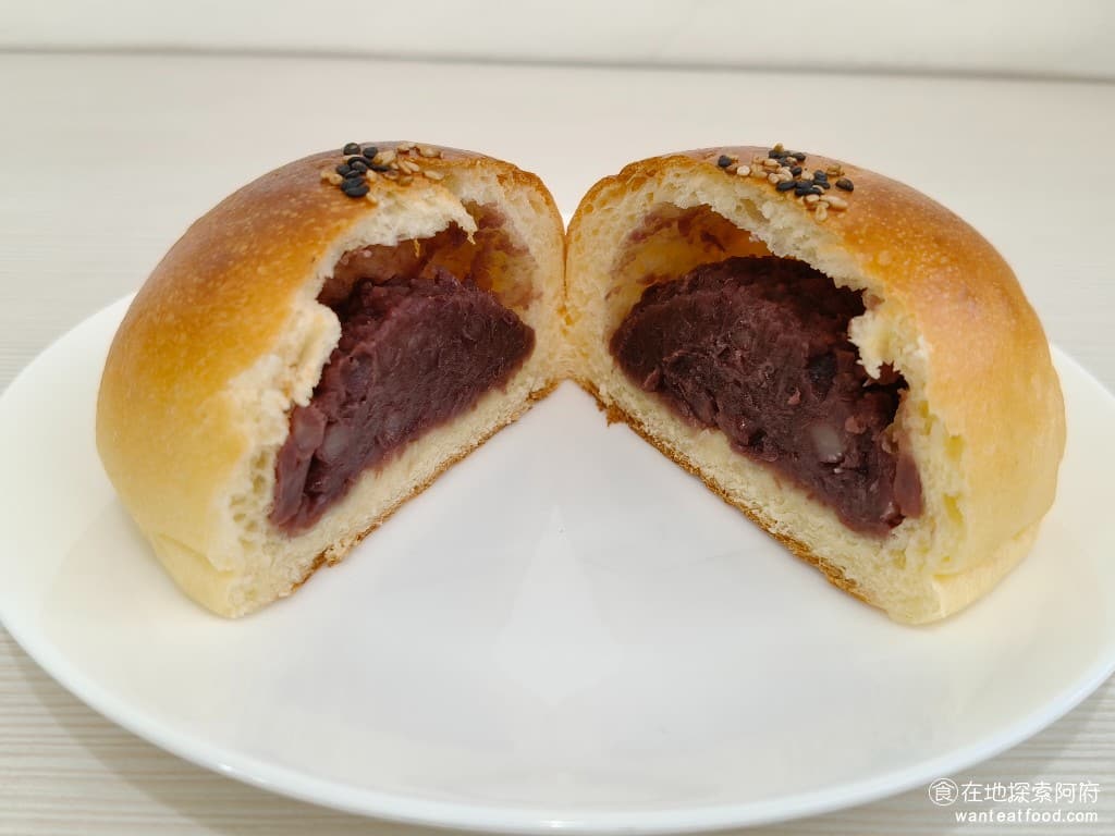 陳耀訓·麵包埠 YOSHI BAKERY BAKERY菜單 BAKERY價格 松山區美食 松山美食 裡面的紅豆餡給得非常多，所以切開來空心的部分比較少，紅豆餡料吃起來非常香濃，而且不會過甜。 @在地老饕阿府