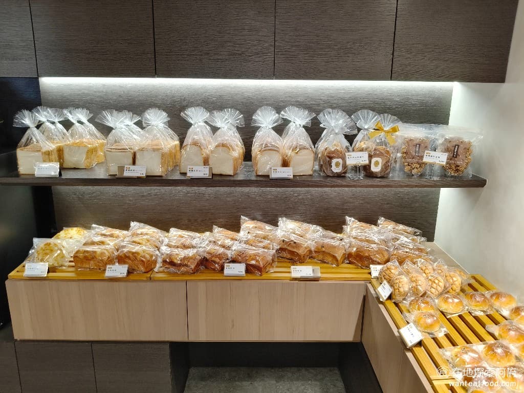 陳耀訓·麵包埠 YOSHI BAKERY BAKERY菜單 BAKERY價格 松山區美食 松山美食 不只賣麵包，最有名的是蛋黃酥，他們家的蛋黃酥，每次一開賣，都是完全秒殺，甚至需要委託拓元公司這種賣演唱會門票的專業平台來處理訂購，因為只有這樣的系統，才能承受瞬間湧入的巨大流量。開賣即完售，這種誇張的程度，全台灣大概也就只有這一家麵包店了。 @在地老饕阿府