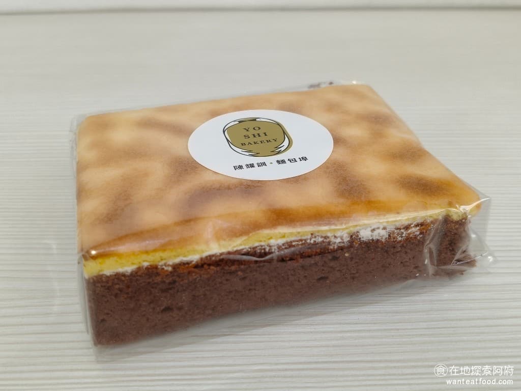 陳耀訓·麵包埠 YOSHI BAKERY BAKERY菜單 BAKERY價格 松山區美食 松山美食 虎皮蛋糕 虎皮蛋糕表面烤得非常的，麵包體吃起來，非常的扎實。 @在地老饕阿府