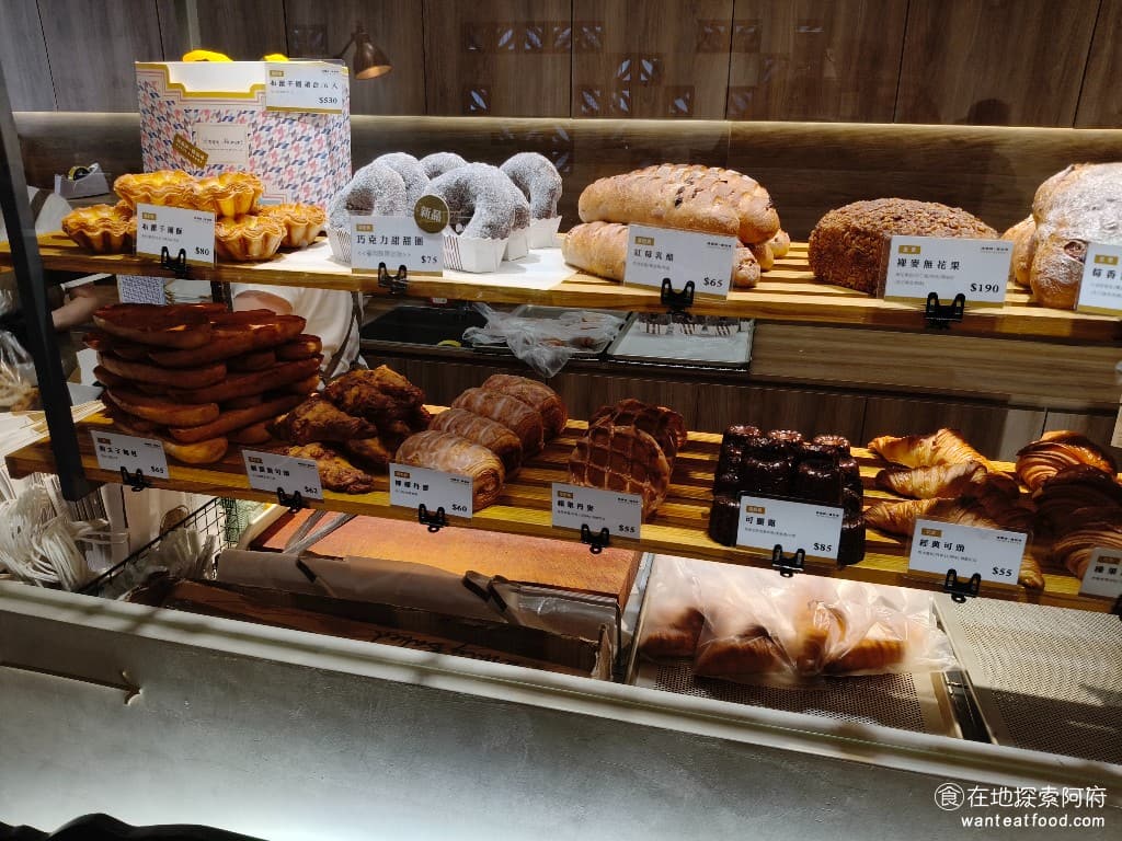 陳耀訓·麵包埠 YOSHI BAKERY BAKERY菜單 BAKERY價格 松山區美食 松山美食 靠近櫃檯旁邊，還有一個中島櫃，專門放季節性的點心、餅乾和現烤剛出爐的麵包。 @在地老饕阿府