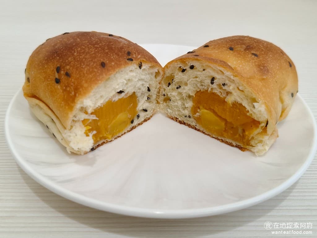陳耀訓·麵包埠 YOSHI BAKERY BAKERY菜單 BAKERY價格 松山區美食 松山美食 地瓜麵包 他的地瓜吃起來非常甜，味道非常天然，吃起來完全不會死甜。 @在地老饕阿府