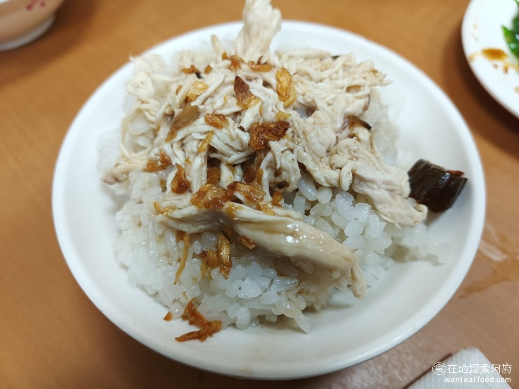 黃記魯肉飯 黃記魯肉飯菜單 黃記魯肉飯價格 中山區美食 中山國小美食 晴光市場美食 雞肉飯 這個雞肉飯吃起來味道不錯,淋上的雞油非常夠味,雞肉絲也非常軟不會咬不動,算是口味不會很重的雞肉飯 @在地老饕阿府
