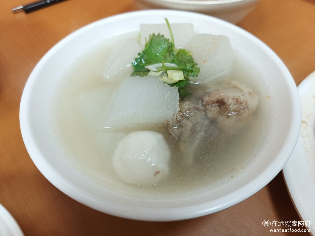 黃記魯肉飯 黃記魯肉飯菜單 黃記魯肉飯價格 中山區美食 中山國小美食 晴光市場美食 蘿蔔排骨湯 這個湯喝起來非常清爽,湯底喝得到很香的排骨味,吃滷肉飯的同時搭配這個湯,吃起來非常舒服 @在地老饕阿府