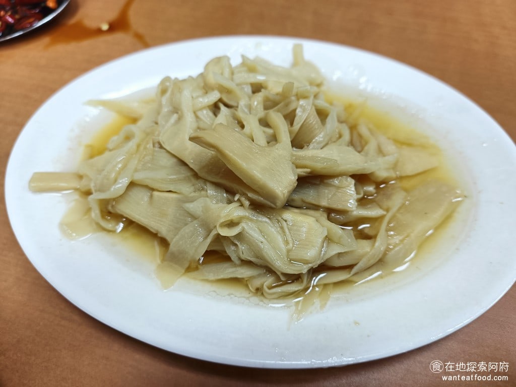 黃記魯肉飯 黃記魯肉飯菜單 黃記魯肉飯價格 中山區美食 中山國小美食 晴光市場美食 魯筍絲 筍絲吃起來帶一點酸味,味道還不錯,非常的下飯,沒有過多藥水味或油膩感,當配菜搭飯很適合 @在地老饕阿府