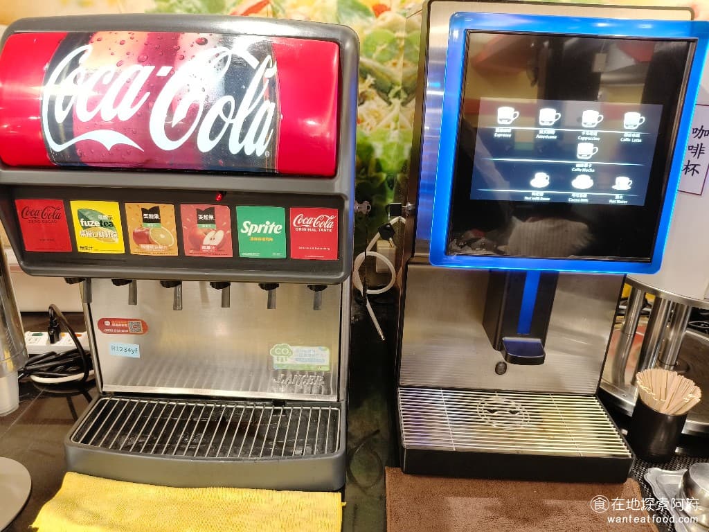 我家牛排-內湖港墘店 我家牛排-內湖港墘店菜單 我家牛排-內湖港墘店價格 內湖區美食 內湖美食 咖啡機和飲料區 可樂、雪碧、咖啡、巧克力、紅茶,該有的都有了。 @在地老饕阿府