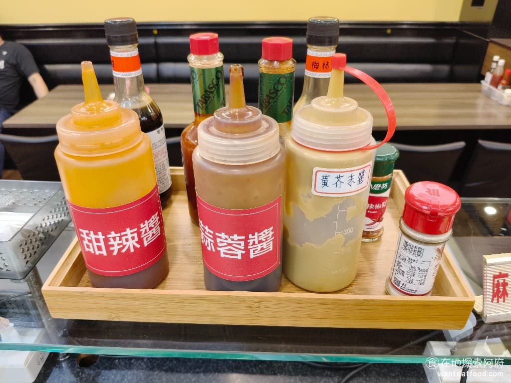 我家牛排-內湖港墘店 我家牛排-內湖港墘店菜單 我家牛排-內湖港墘店價格 內湖區美食 內湖美食 除了桌上放的醬汁外,檯面上還放了芥末醬、蒜蓉醬和甜辣醬。 @在地老饕阿府