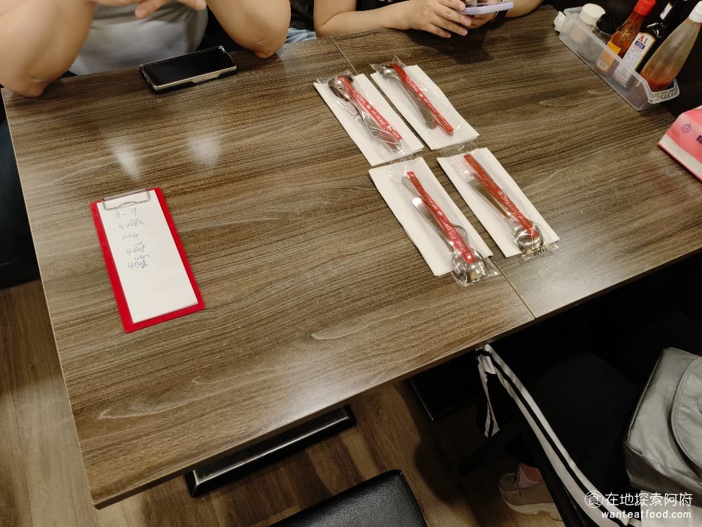 我家牛排-內湖港墘店 我家牛排-內湖港墘店菜單 我家牛排-內湖港墘店價格 內湖區美食 內湖美食 排了30分鐘,終於入座了,桌子的面積還算寬敞,坐起來不會覺得很擁擠,半邊還有沙發座椅,在《我家牛排-內湖港墘店》用餐,可以感覺到環境乾淨且舒適。 @在地老饕阿府