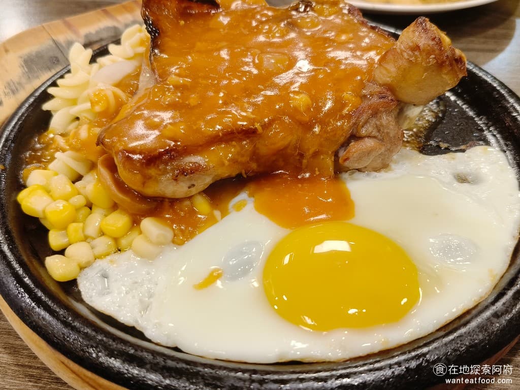 我家牛排-內湖港墘店 我家牛排-內湖港墘店菜單 我家牛排-內湖港墘店價格 內湖區美食 內湖美食 和蒜香豬排一樣,雞腿排的肉也有醃製過,所以也帶有蒜香的風味,外皮吃起來是比較軟的,不是脆皮的那一種。 @在地老饕阿府