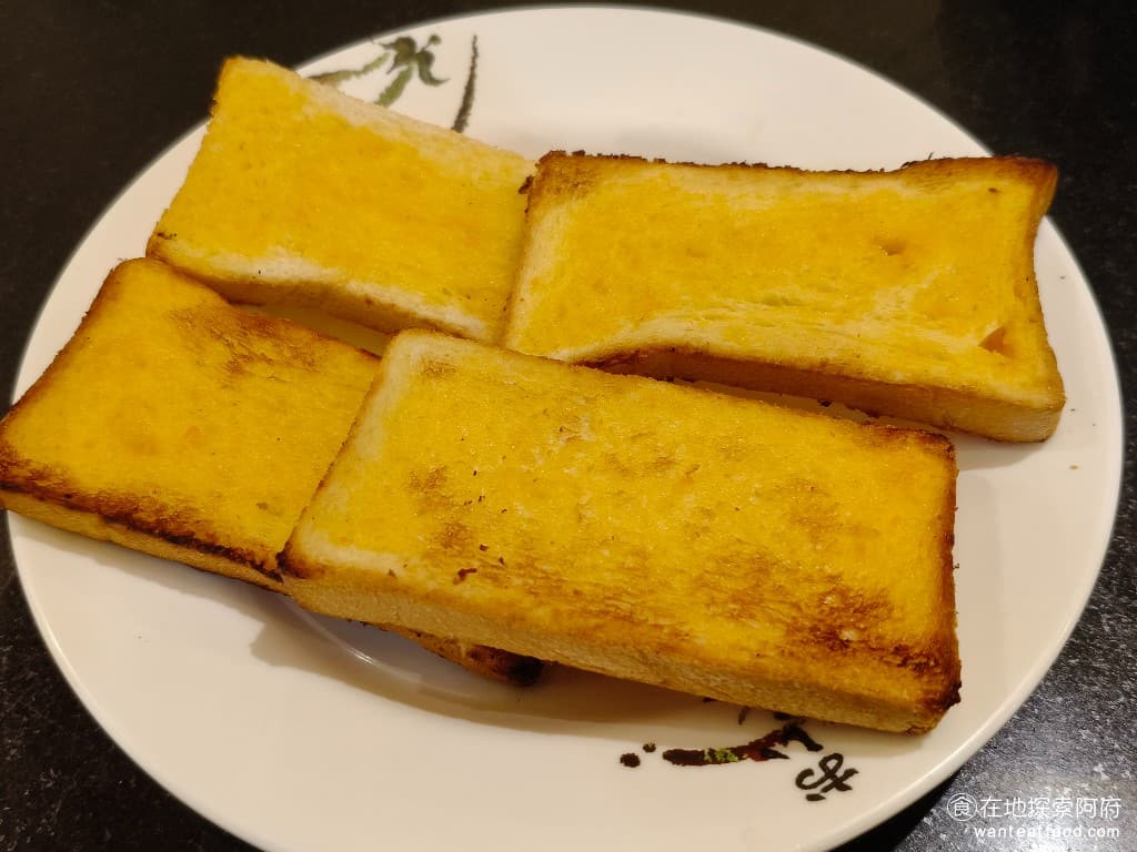 我家牛排-內湖港墘店 我家牛排-內湖港墘店菜單 我家牛排-內湖港墘店價格 內湖區美食 內湖美食 蒜味吐司 感覺吐司在空氣中放的比較久,所以吃起來有一點潮濕。 @在地老饕阿府