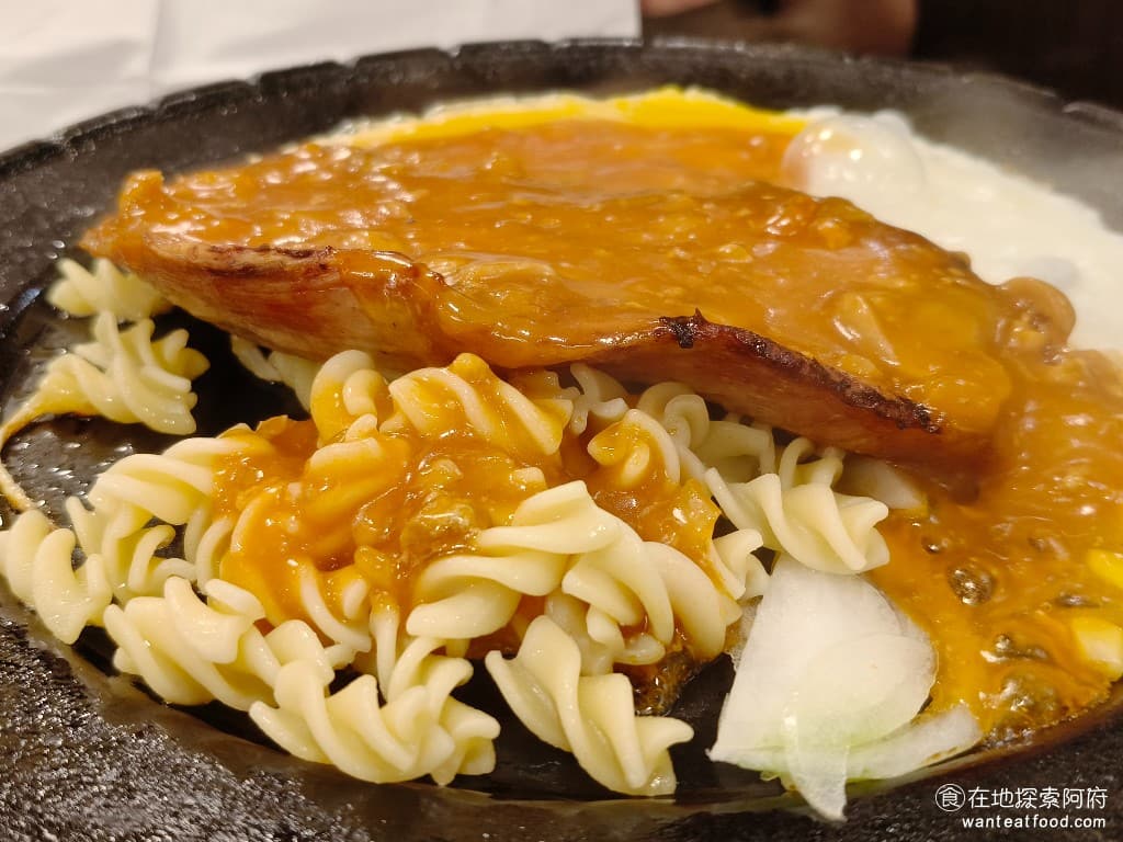我家牛排-內湖港墘店 我家牛排-內湖港墘店菜單 我家牛排-內湖港墘店價格 內湖區美食 內湖美食 松阪豬的肉質非常軟嫩,邊緣也相當脆,松阪豬算是我家牛排的招牌之一,我們每次來都必點。 @在地老饕阿府