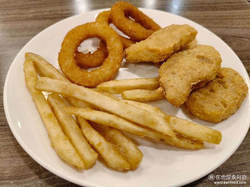 我家牛排-內湖港墘店 我家牛排-內湖港墘店菜單 我家牛排-內湖港墘店價格 內湖區美食 內湖美食 炸物洋蔥圈、薯條和炸雞塊 這三樣炸物,吃起來口感都還行,炸薯條吃起來很脆,洋蔥圈也不會很油膩,炸雞塊的味道就和早餐店吃到的差不多。 @在地老饕阿府
