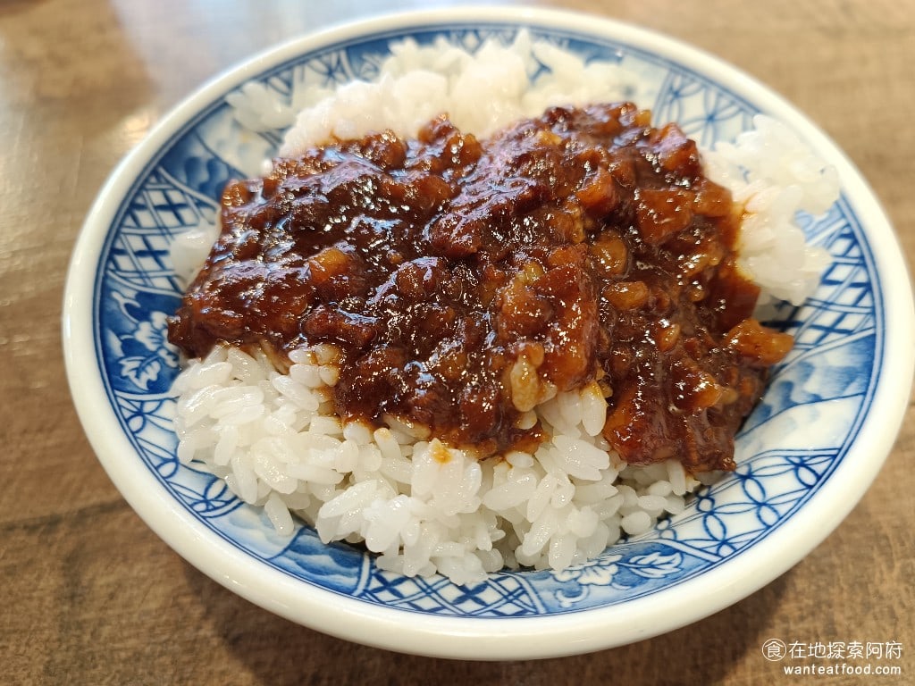 胡饕米粉湯-台北市府店 胡饕米粉湯-台北市府店菜單 胡饕米粉湯-台北市府店價格 信義區美食 銷魂滷肉飯 40 元小碗 這碗滷肉飯,滷肉主要是以肥肉為主,醬油的味道較重,和傳統的滷肉飯不太一樣,感覺這一碗飯比較像是肉醬飯。 @在地老饕阿府