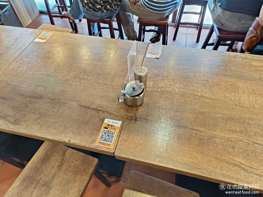 胡饕米粉湯-台北市府店 胡饕米粉湯-台北市府店菜單 胡饕米粉湯-台北市府店價格 信義區美食 木質的桌椅,非常有懷舊的風格,桌椅都蠻新的,環境也很乾淨,可以掃碼點餐,或者是畫菜單都可以。 @在地老饕阿府