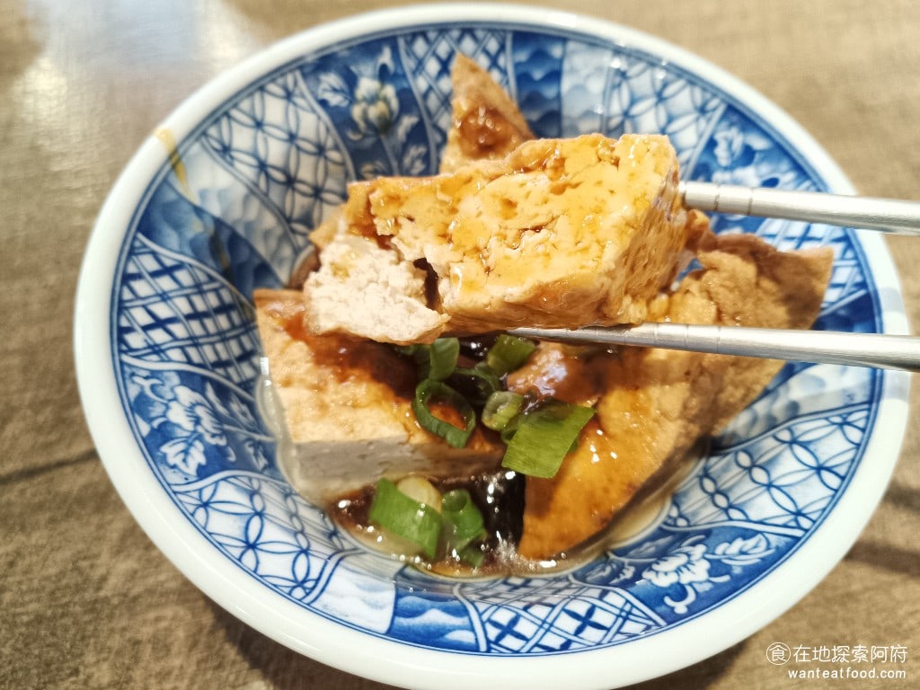 胡饕米粉湯-台北市府店 胡饕米粉湯-台北市府店菜單 胡饕米粉湯-台北市府店價格 信義區美食 油豆腐本身的味道也是偏淡的,但加了醬油膏之後,味道就夠鹹了。 @在地老饕阿府