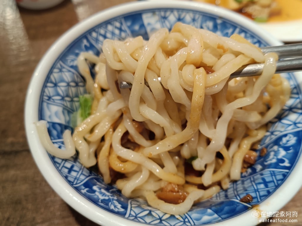 胡饕米粉湯-台北市府店 胡饕米粉湯-台北市府店菜單 胡饕米粉湯-台北市府店價格 信義區美食 這一碗麵只有加肉燥,底部沒有什麼醬汁,所以完全拌不起來。所以只吃了幾口就沒吃了。 @在地老饕阿府