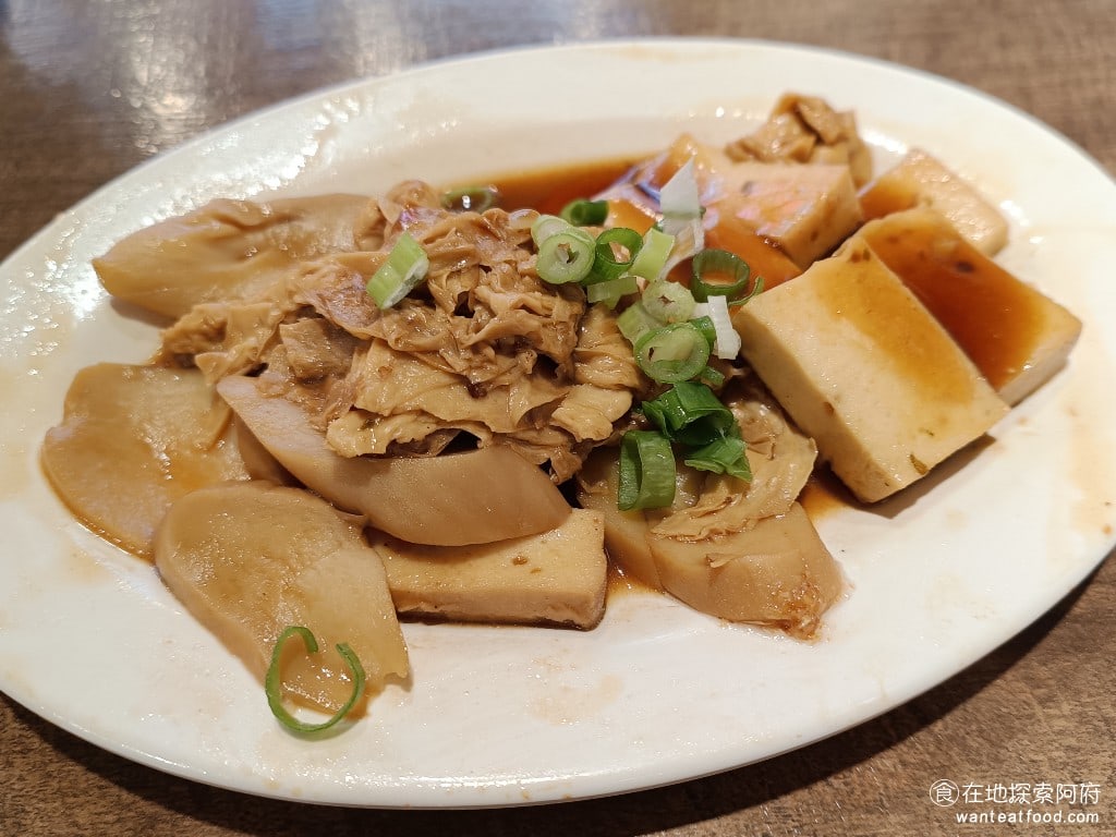 胡饕米粉湯-台北市府店 胡饕米粉湯-台北市府店菜單 胡饕米粉湯-台北市府店價格 信義區美食 銷魂魯三寶 45 元 魯三寶可以一次吃到三種滷味,有百葉豆腐、豆皮和杏鮑菇。 @在地老饕阿府