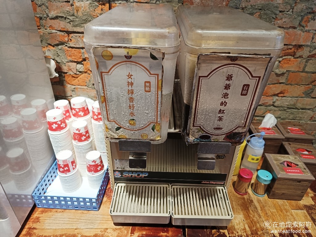 胡饕米粉湯-台北市府店 胡饕米粉湯-台北市府店菜單 胡饕米粉湯-台北市府店價格 信義區美食 店內有提供飲料,超棒的,有兩種,爺爺泡的紅茶和女神檸香好水,名字都取得很有創意。紅茶的味道喝起來蠻甜的,檸檬水味道很淡,基本上就是白開水。這讓我想到一句歌詞,「爺爺泡的茶,有一種味道叫做家。」 @在地老饕阿府