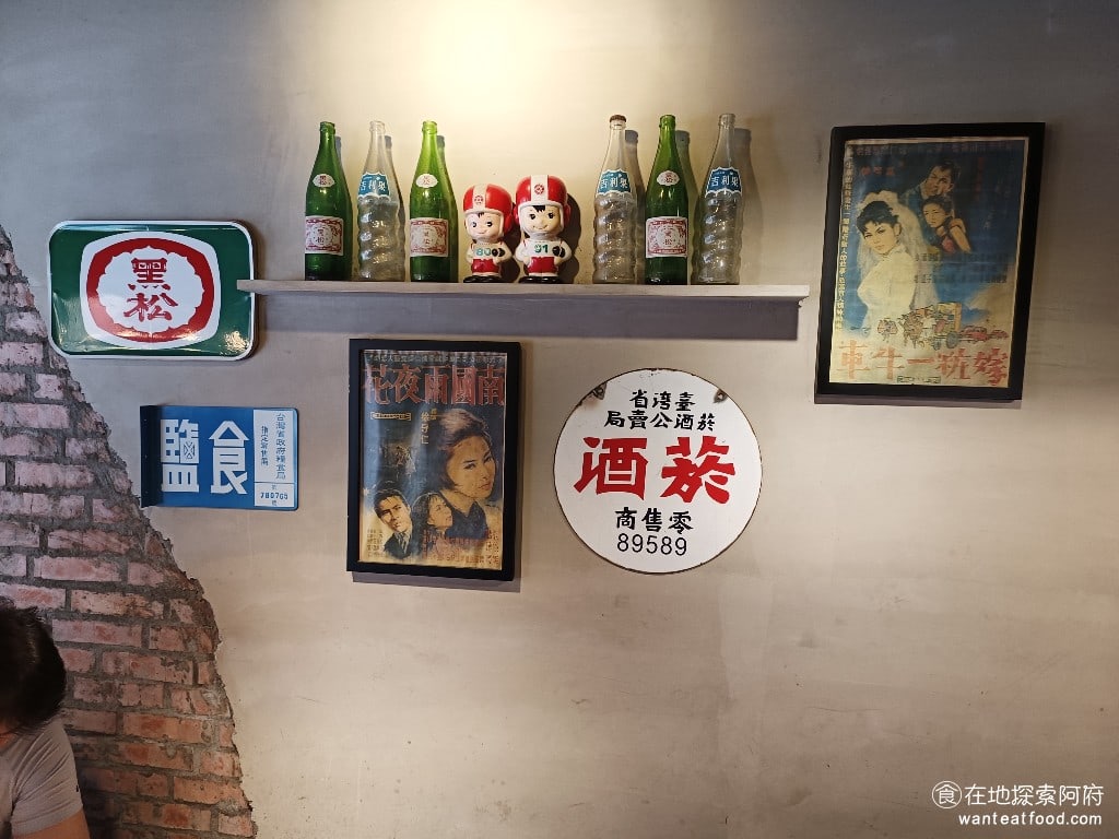 胡饕米粉湯-台北市府店 胡饕米粉湯-台北市府店菜單 胡饕米粉湯-台北市府店價格 信義區美食 店內的裝潢非常有特色,牆上掛著許多懷舊的海報,及復古的小物,像是大同寶寶和彈珠汽水的玻璃瓶,讓許多人勾起了50、 60 年代的童年回憶。( 我沒有這種回憶 ) @在地老饕阿府