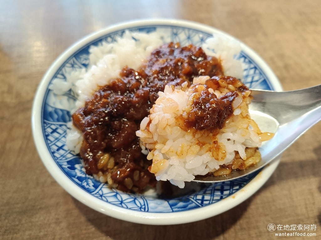 胡饕米粉湯-台北市府店 胡饕米粉湯-台北市府店菜單 胡饕米粉湯-台北市府店價格 信義區美食 滷肉飯感覺吃起來比較普通,完全吃不到滷肉的口感,基本上是醬料加白飯。這樣的搭配,我個人不是很喜歡。 @在地老饕阿府
