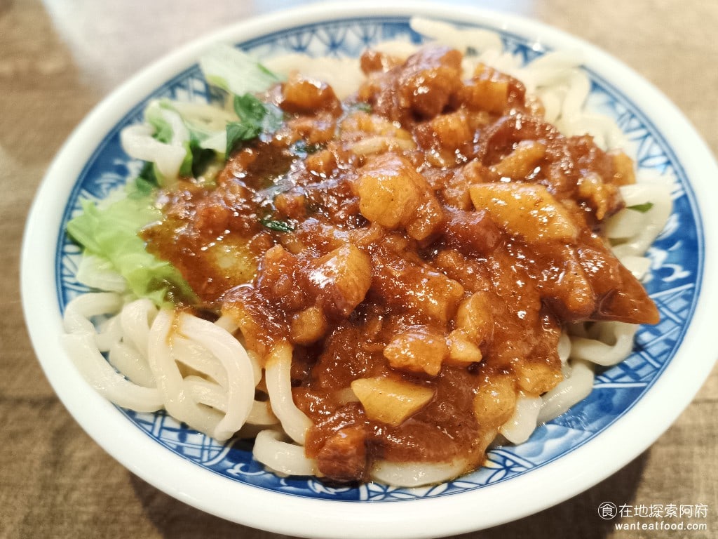 胡饕米粉湯-台北市府店 胡饕米粉湯-台北市府店菜單 胡饕米粉湯-台北市府店價格 信義區美食 祖傳乾麵小碗 45 元 乾麵上面加了滿滿的肉燥,肉燥肥肉的比例非常高,基本上完全吃不到肉燥的顆粒感,感覺都在吃肥肉。 @在地老饕阿府