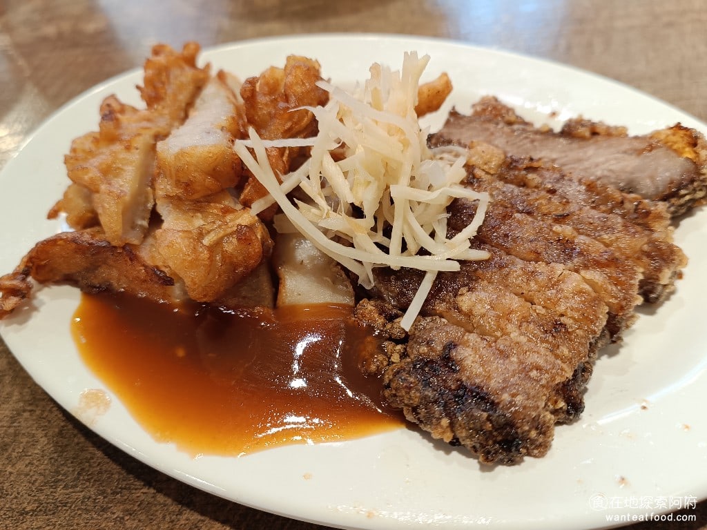 胡饕米粉湯-台北市府店 胡饕米粉湯-台北市府店菜單 胡饕米粉湯-台北市府店價格 信義區美食 炸牛蒡的部分,個人覺得還可以,牛蒡的外皮炸得非常酥脆,搭配著醬油膏吃起來又甜又鹹,口感偏軟,比紅燒肉好吃很多。 @在地老饕阿府