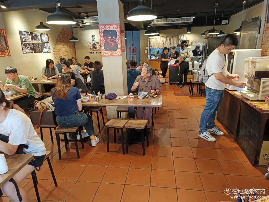 胡饕米粉湯-台北市府店 胡饕米粉湯-台北市府店菜單 胡饕米粉湯-台北市府店價格 信義區美食 店內的用餐環境非常乾淨。傳統米粉湯小店最大的問題,就是環境不好,這間店完全沒有這樣的問題,即便已經是下午1點多了,店內還是坐滿了人。 @在地老饕阿府