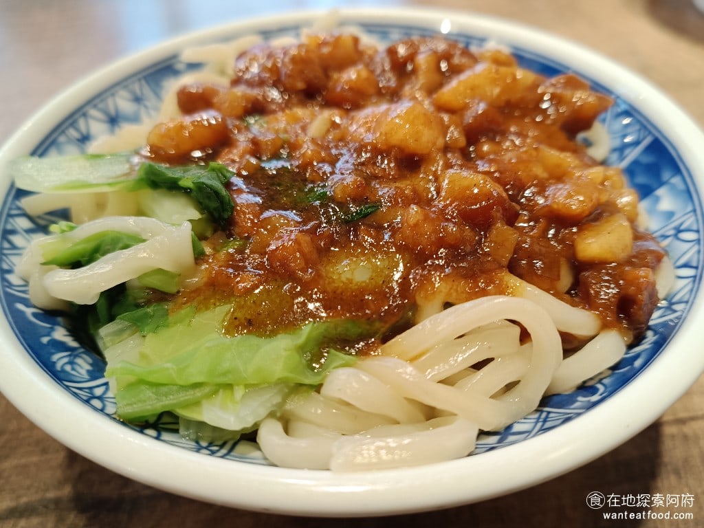 胡饕米粉湯-台北市府店 胡饕米粉湯-台北市府店菜單 胡饕米粉湯-台北市府店價格 信義區美食 乾麵的麵體非常粗,是拉麵的口感,直接將拉麵,搭配肥肉比例這麼高的滷肉,吃起來非常的不搭,所以在吃麵的時候,會覺得麵特別乾。 @在地老饕阿府