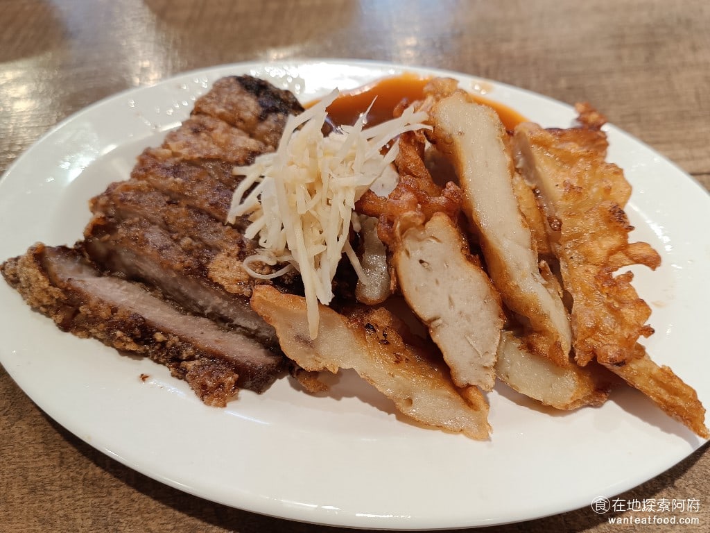 胡饕米粉湯-台北市府店 胡饕米粉湯-台北市府店菜單 胡饕米粉湯-台北市府店價格 信義區美食 老饕炸兩寶 85 元 有紅燒肉和炸牛蒡,紅燒肉並不是紅糟的做法,紅燒肉的肉質偏硬,肉也很乾,不是很好吃的紅燒肉。 @在地老饕阿府