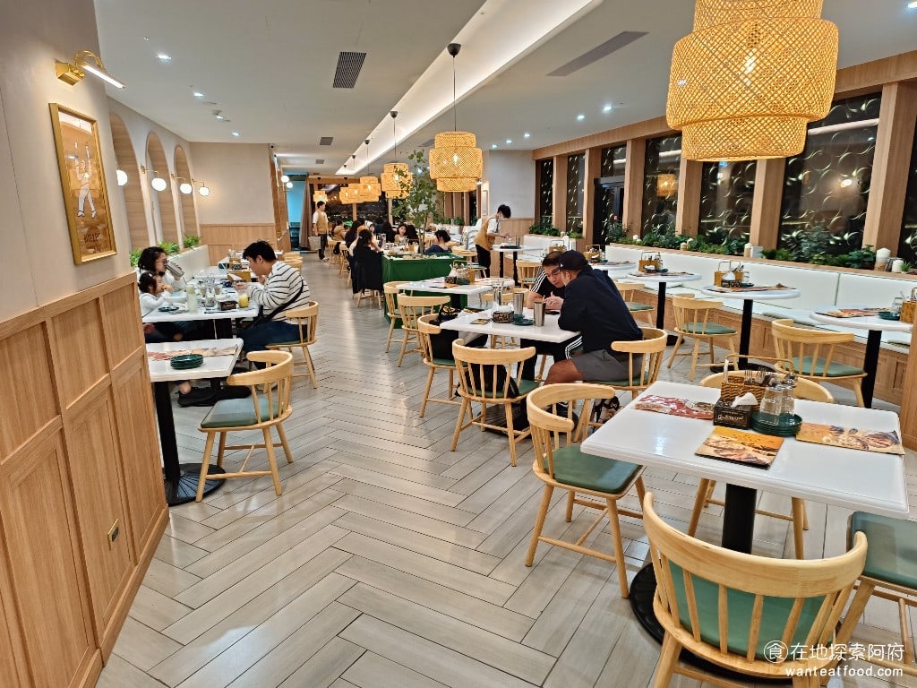 薄多義義式手工披薩微風南山店 信義區美食 義式料理 換到這裡之後,生意還是很好,但不會像以前的那個位置一樣需要排隊很久。以前我去 ATT for fun 都無法吃到,現在搬到這裡後,只要等個十幾分鐘就能入座,我覺得非常好。 @在地老饕阿府