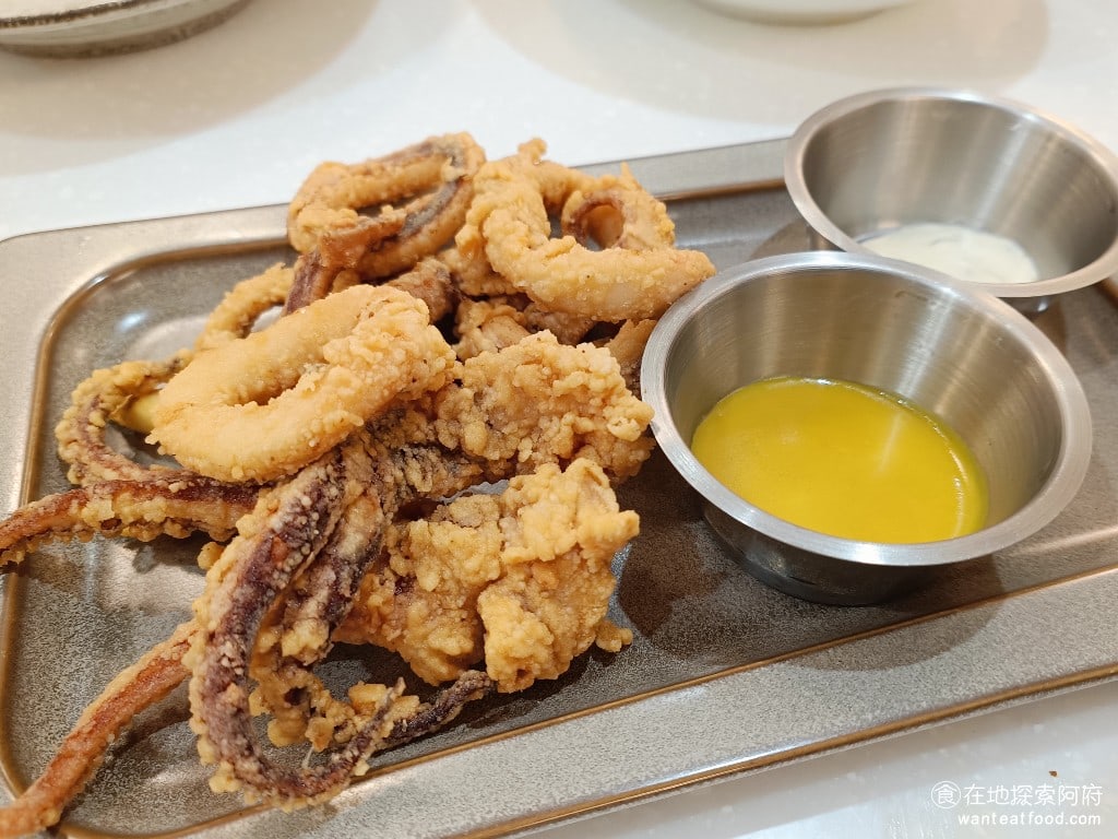 薄多義義式手工披薩微風南山店 信義區美食 義式料理 酥炸鮮魷佐雙醬 《薄多義微風南山店》的炸魷魚我們每次來都會點,因為它的魷魚吃起來口感非常好,外皮很酥脆,沾上蜂蜜芥末醬,吃起來非常好吃。 @在地老饕阿府