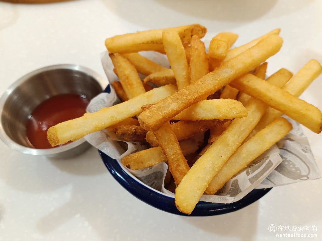 薄多義義式手工披薩微風南山店 信義區美食 義式料理 酥炸脆薯 薯條的水準還蠻高的,外皮炸得非常酥脆,而且有特地把馬鈴薯皮的部分去掉,不會像某些店家將馬鈴薯皮的部分都拿來炸。薯條確實不錯吃。 @在地老饕阿府