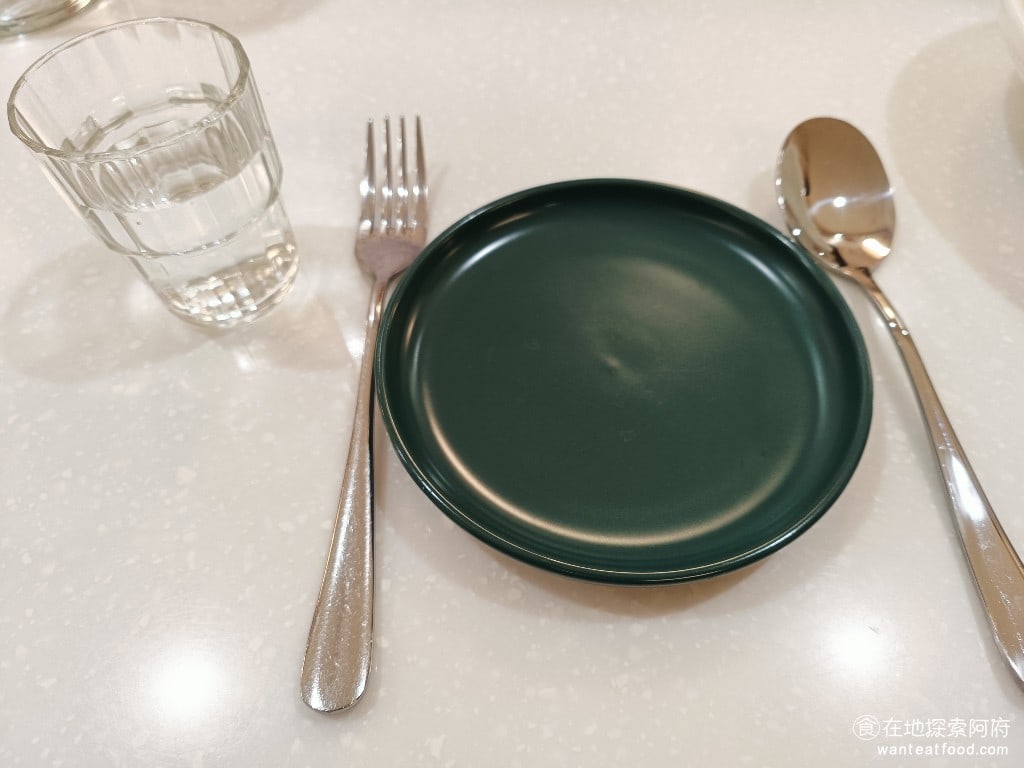 薄多義義式手工披薩微風南山店 信義區美食 義式料理 餐具不算多,只提供了一個小盤子、湯匙和叉子,只不過盤子有一點小。 @在地老饕阿府