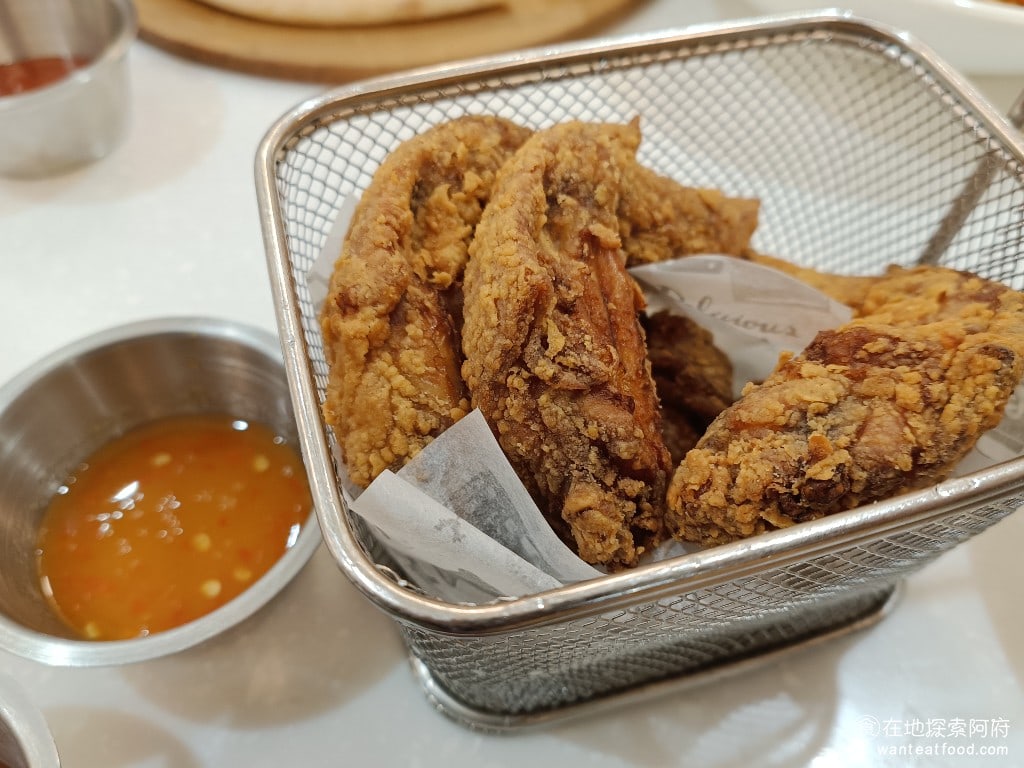 薄多義義式手工披薩微風南山店 信義區美食 義式料理 酥炸雞翅 雞肉非常軟嫩,外皮炸得很酥脆,炸雞翅一直都是薄多義的招牌。我還記得以前曾推出過,幾歲生日來吃就送幾隻炸雞的活動,但現在則都沒有了。 @在地老饕阿府