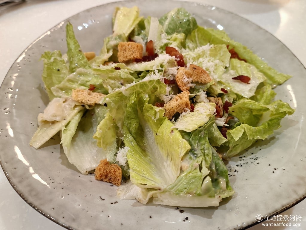 薄多義義式手工披薩微風南山店 信義區美食 義式料理 凱薩沙拉 《薄多義微風南山店》的凱薩沙拉味道吃起來比較清淡,他的凱薩醬沒有什麼酸味,而且也沒有太多起司粉。 @在地老饕阿府