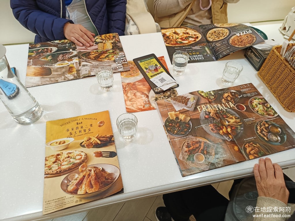 薄多義義式手工披薩微風南山店 信義區美食 義式料理 我們大約等了15分鐘後入座,服務生告訴我們要盡快點餐,因為點完餐後等出餐的時間可能還要再等40分鐘。雖然他們每次都這樣說,但老實說,根本就沒有等那麼久,他們上菜的速度每次都超快,根本不用5分鐘。 @在地老饕阿府