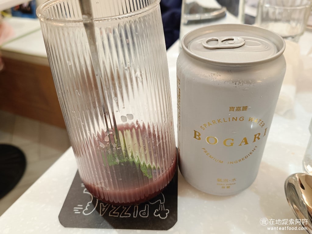 薄多義義式手工披薩微風南山店 信義區美食 義式料理 藍莓口味氣泡水 喝起來還不錯,藍莓的味道不會很酸,氣泡的比例喝起來很舒服,不會很嗆。 @在地老饕阿府