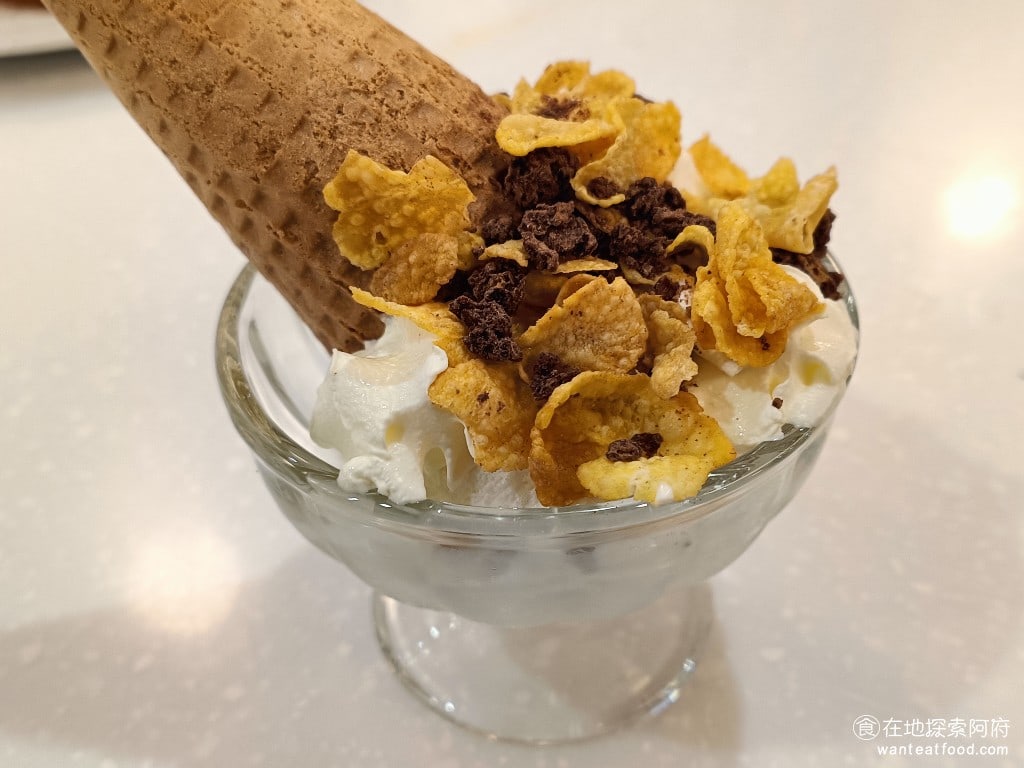 薄多義義式手工披薩微風南山店 信義區美食 義式料理 義式雪藏聖代 冰淇淋是北海道牛奶冰淇淋,冰淇淋的牛奶味非常濃郁,上面灑了巧克力脆片和玉米脆片,吃起來還不錯。 @在地老饕阿府