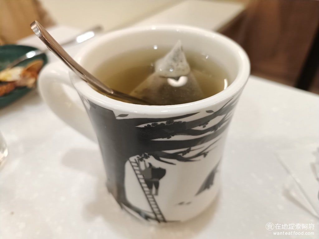 薄多義義式手工披薩微風南山店 信義區美食 義式料理 熱綠茶 如果你點的餐點,可以配成套餐的話,服務生會主動告訴你,因為變成套餐,會比較便宜,而且還會多送一杯飲料。 @在地老饕阿府