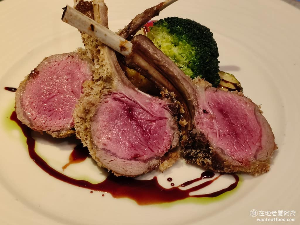 艾朋牛排餐酒館 艾朋牛排餐酒館菜單 艾朋牛排餐酒館推薦 信義區美食 信義美食 市政府美食 牛排 羊排 一份三支,擺盤法式風格,配紅酒肉汁跟花椰菜,羊排粉嫩色澤,用香料處理過,所以沒羊騷味,肉質偏軟,只是羊肉本身味道太淡了,完全沒入味。 @在地老饕阿府